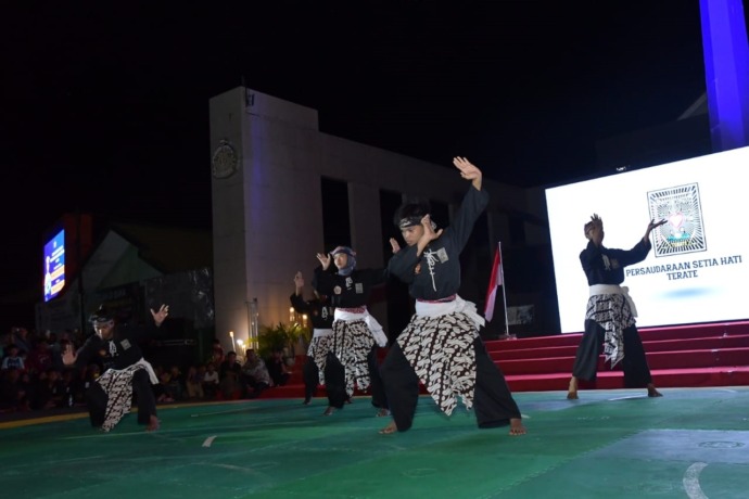 Foto KORMI NUNUKAN  PERTUNJUKAN : Salah satu perguruan silat yang tampil luar biasa pada Silatda Fest 2023 yang di gelar KORMI Nunukan, Sabtu (3/6) di Alun-alun kota.