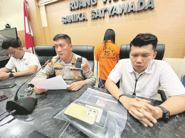 DIBEKUK: Pelaku yang dihadirkan saat press rilis yang dilakukan oleh Satreskrim Polres Tarakan. FOTO: ELIAZAR/RADAR TARAKAN