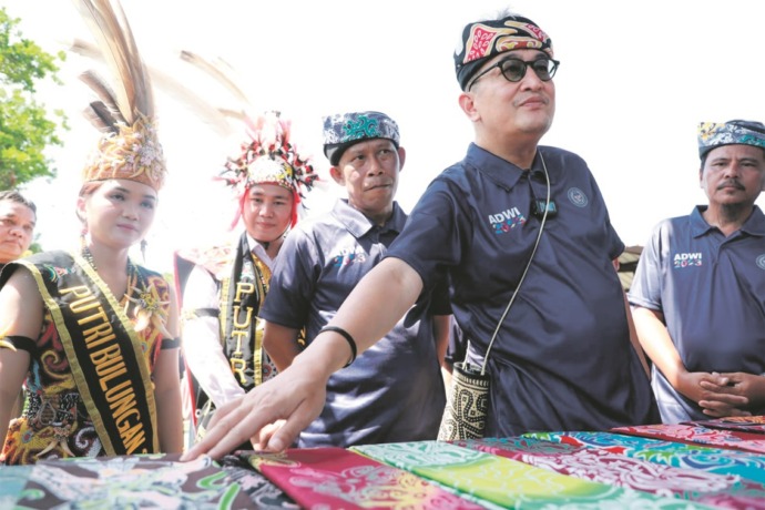 TINJAU TANAH KUNING: Tim Kemenparekraf didampingi Bupati Bulungan, Syarwani di Tanah Kuning dalam kegiatan verifikasi desa wisata, Rabu (31/5). FOTO: ISTIMEWA     OPEN-UTAMA JUGA