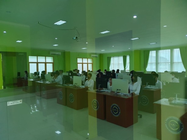 TES CAT: Pelaksanaan ujian yang diselenggarakan di Gedung BKN Tarakan pada Rabu (7/6). FOTO: YEDIDAH PAKONDO/RADAR TARAKAN