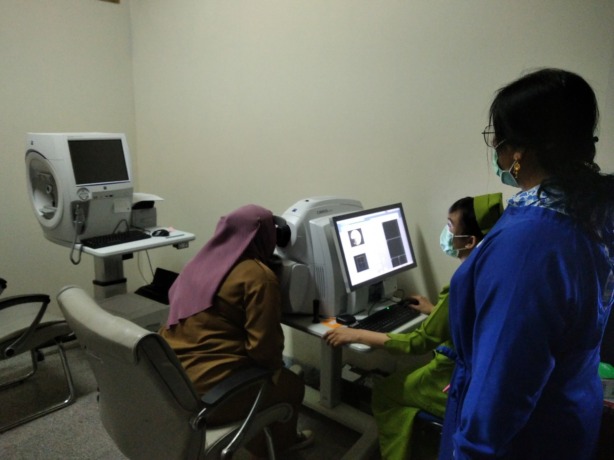 TINGKATKAN PELAYANAN: dr. Made Spesialis Mata RSUD dr. H. Jusuf SK menunjukkan alat baru yang dimiliki klinik mata.