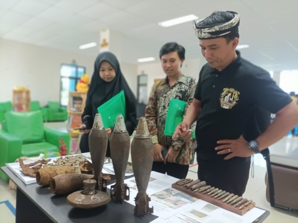 DITEMUKAN: Beberapa benda bersejarah ditemukan komunitas pemerhati sejarah di Tarakan. FOTO: AGUS DIAN ZAKARIA/RADAR TARAKAN