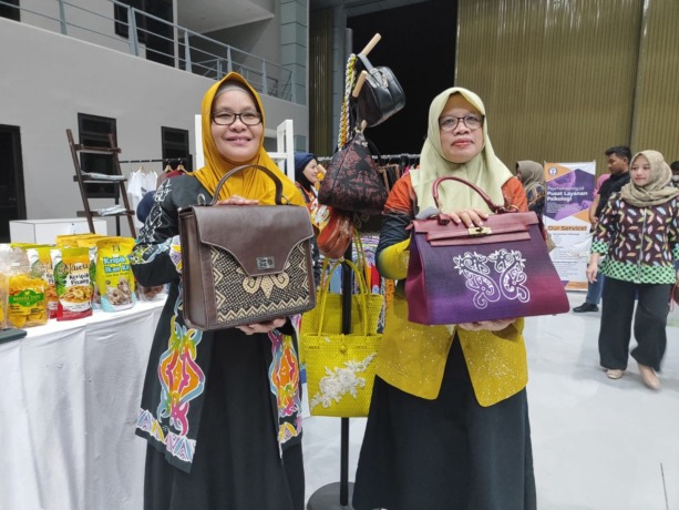 UMKM KALTARA: Pengrajin tas olahan bambu, batik dan rotan khas Tana Tidung saat memamerkan hasil produknya dalam festival HANI di Lanud Anang Busra, Jumat (9/6). FOTO: YEDIDAH PAKONDO/RADAR TARAKAN