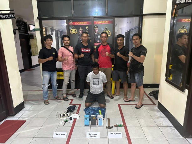 DIBEKUK: KH alias Dewa residivis perkara pencurian diamankan bersama barang bukti usia menggasak tiga toko dan kios di lokasi berbeda. FOTO: POLSEK NUNUKAN