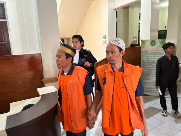 HADIR DI PERSIDANGAN: Terdakwa sabu 21 (sebelah kanan) yang dihadirkan di persidangan. FOTO: ELIAZAR/RADAR TARAKAN