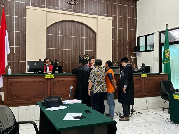 MENDENGARKAN AHLI: JPU memperlihatkan kepada ahli terkait foto barang bukti kayu yang diamankan dari terdakwa. FOTO: ELIAZAR/RADAR TARAKAN