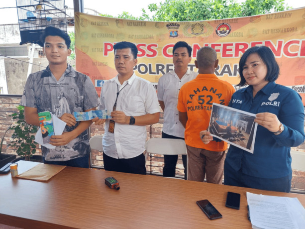 ELIAZAR/RADAR TARAKAN  DIAMANKAN: Pelaku beserta barang bukti praktik perjudian sabung ayam yang diamankan pihak kepolisian.