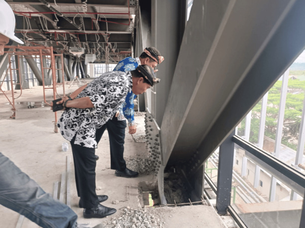 IWAN KURNIAWAN/RADAR KALTARA PEMERIKSAAN: Sebagian pekerjaan yang ditangani DPUPR-Perkim tahun 2022 masuk dalam catatan BPK RI. Tampak Gubernur Kaltara, Zainal Arifin Paliwang saat mengecek pembangunan di Tanjung Selor.
