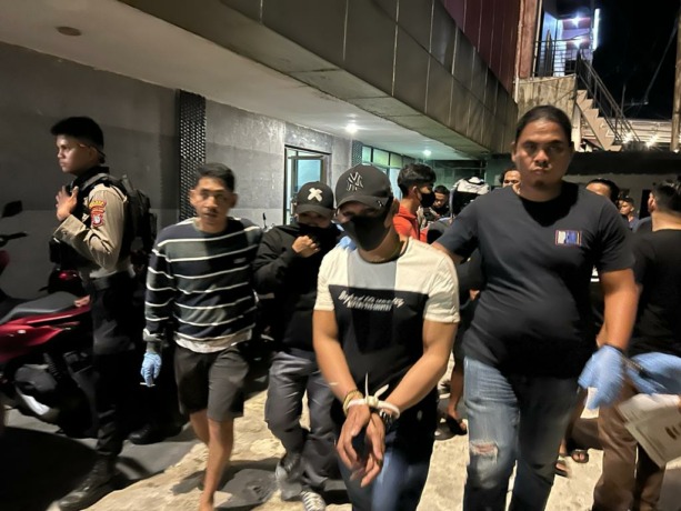 ELIAZAR/RADAR TARAKAN  BERANTAS: Polisi saat membongkar perkara TPPO di Hotel Jaguar dan Spa Februari 2023.
