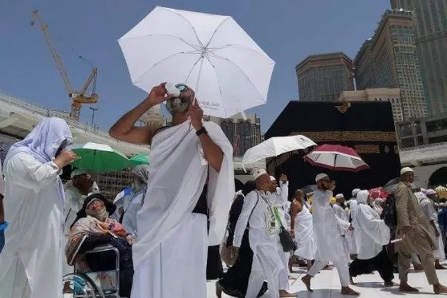 JPG IBADAH HAJI: Jemaah haji tetap menjalankan rangkaian haji di tengah cuaca panas di Arab Saudi. Sementara itu, jemaah haji Indonesia dilarang membawa air zamzam di dalam koper.