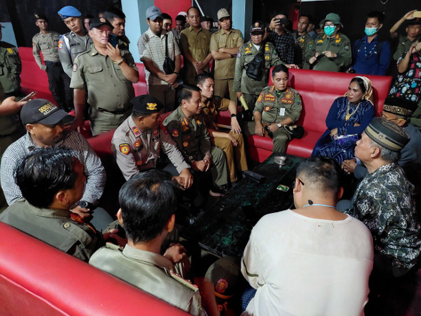 PIJAI PASARIJA/RADAR KALTARA  DISEGEL: Personel Satpol PP Bulungan saat menyegel tempat Karaoke Valentino, Senin (3/7) setelah sebelumnya telah dilakukan peringatan.