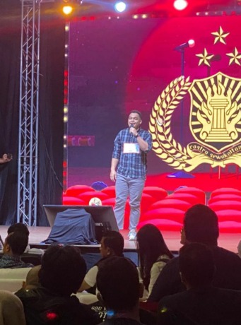 FOTO: INSTAGRAM STANDUP COMEDY POLRI  LOLOS GRAND FINAL: Deswin jadi satu-satunya wakil Kalimantan di Babak 15 besar Standup Comedy Polri, Minggu (16/7) malam.