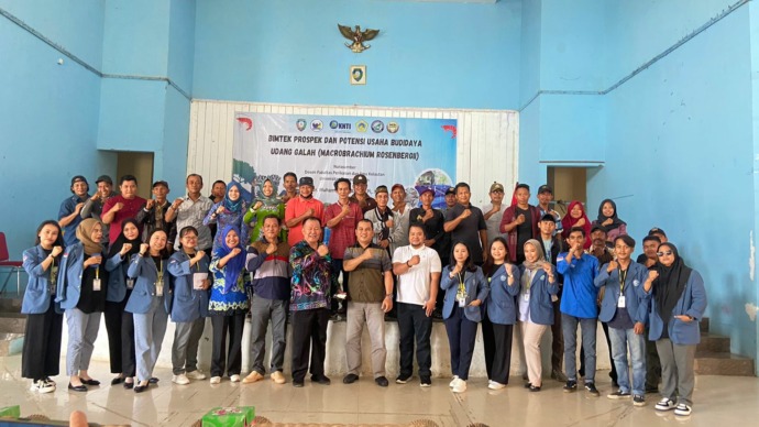 BIMTEK: Dosen FPIK UBT Dr. Muhammad Firdaus, S.Pi., M.Si dan Gazali Salim, S.Kel., M.Si menjadi nara sumber di kegiatan Bimbingan Teknis (Bimtek) Prospek dan Potensi Usaha Budidaya  Udang Galah (Macrobrachium Rosenbergii), di Malinau, Minggu (16/7).