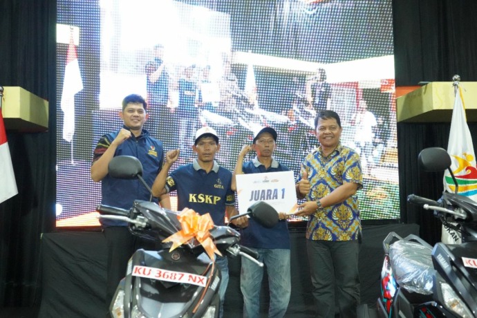 JAWARA BARU: Wakil Bupati Nunukan, H. Hanafiah, S.E, MSI bersama Ketua Kormi Nunukan H. Andi M. Akbar M. Djuarzah, S.E, M.M, menyerahkan hadiah grand prize kepada juara utama Domino Series II gelaran Kormi Nunukan, Minggu (16/7) malam di Paras, Perbatasan