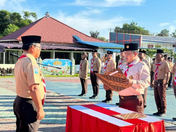 DOK LAPAS NUNUKAN  DILANTIK: Wakil Bupati Nunukan H. Hanafiah selaku Ketua Kwartir Cabang Gerakan Pramuka Nunukan mengukuhkan Pengurus Majelis Pembimbing Gugus depan 09.031 - 09.032 Pangkalan Lapas Kelas IIB Nunukan Masa Bakti 2023-2026.