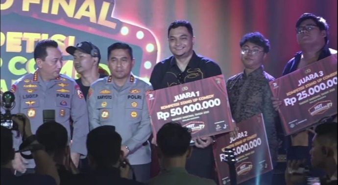 Deswin, perwakilan Standupindo Tarakan menerima hadiah juara 1 Kompetisi Standup Comedy Polri, langsung dari Kapolri Jenderal Polisi Listyo Sigit Prabowo, Minggu (23/7) malam.