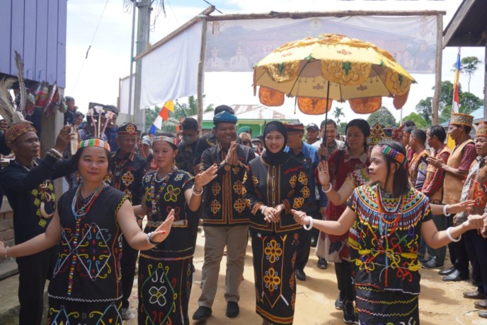 DOK PROKOMPIM MEMBUKA ILAU: Bupati dan Wakil Bupati Nunukan, disambut warga Dayak Tenggalan dengan pakaian khas Tenggalan.