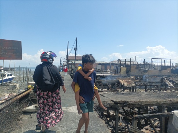 PULUHAN RUMAH: Kebakaran di RT 1 Kelurahan Selumit Pantai Beringin 4, Tarakan Tengah, Minggu (6/8) dini hari menghanguskan puluhan rumah warga. FOTO: AGUS DIAN ZAKARIA/RADAR TARAKAN