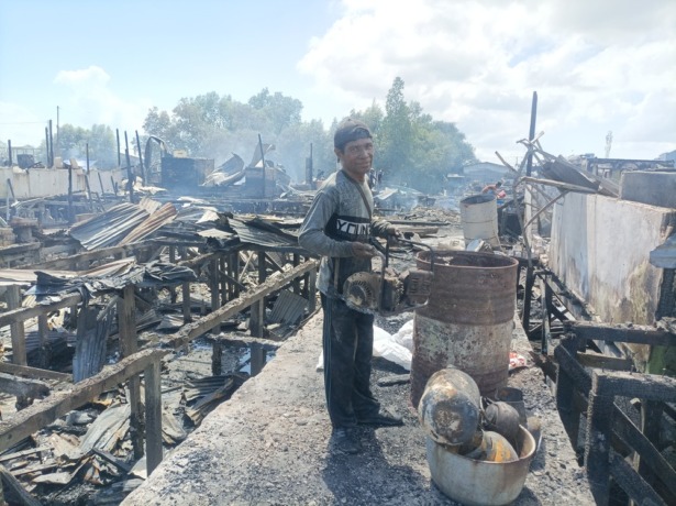 CARI NAFKAH SEKALIGUS MEMBANTU: Beberapa pengepul membersihkan sisa material kebakaran yang masih bernilai ekonomi. FOTO: AGUS DIAN ZAKARIA/RADAR TARAKAN