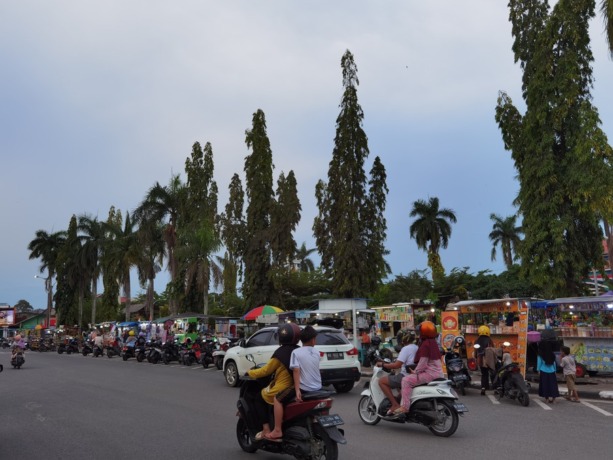PKL DI ALUN-ALUN: Gerobak PKL di Alun-Alun, akan diseragamkan. FOTO: RIKO ADITYA/RADAR TARAKAN