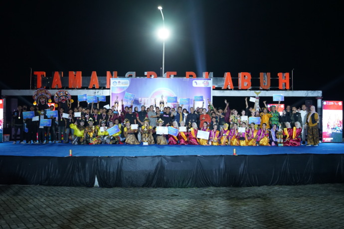 JUARA: Para juara UT Tarakan Fest 2023 di Taman Berlabuh, Sabtu (9/9). Foto kanan, Radar Tarakan juga memberi tumpeng di tengah kegiatan pengundian doorprize acara zumba dan jalan santai Dies Natalis Ke-39 UT. FOTO: CHAERUDDIN NOER/RADAR TARAKAN
