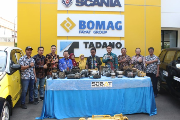 DUKUNG PENDIDIKAN VOKASI: Branch Operational Head PT United Tractors Tbk Cabang Tarakan, Dhani Muflikhin Arif bersama dengan Kadisdikbud Kaltara Drs. Teguh Hendri Sutanto, M.Pd, Direktur PNN Arkas Viddy, S.E., M.M., Ph.D dan Kepala Sekolah SMKN 3 Tanjung