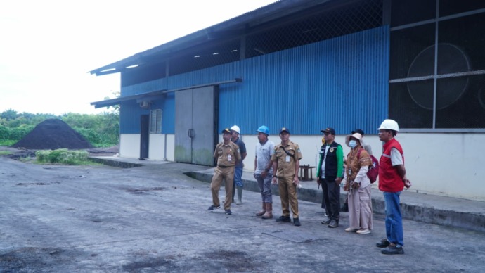 IST IZIN HABIS: DLH Tana Tidung ketika melakukan pengawasan limbah di PT TUM pada 12 September lalu.