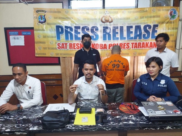 MODUS BARU: Pihak kepolisian sudah beberapa kali mengungkap transaksi narkotika yang berada di bawah kolong jembatan. FOTO: ELIAZAR/RADAR TARAKAN