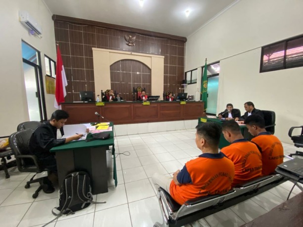 DIVONIS: Ketiga terdakwa perkara TPPO di Hotel Jaguar dan Spa mengikuti persidangan di PN Tarakan. FOTO: DOK PN TARAKAN