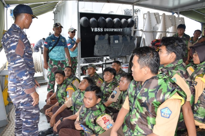 BERLAYAR BERSAMA TNI AL:Pelajar SMA di Nunukan diberikan pembinaan tentang informasi umum terkait KRI dan tugas fungsinya menjaga perairan NKRI. FOTO: DOK LANAL NUNUKAN