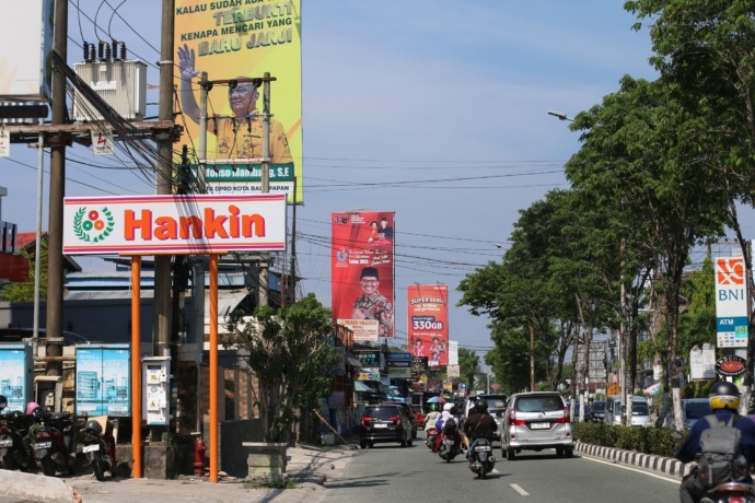 ANGGI PRADITHA/KP  MULAI TEBAR PESONA: Baliho para caleg yang siap berkontestasi pada Pemilu Serentak 2024 bertebaran di berbagai sudut kota. KPU telah menetapkan ada 645 daftar caleg tetap yang akan memperebutkan 45 kursi di DPRD Balikpapan. 