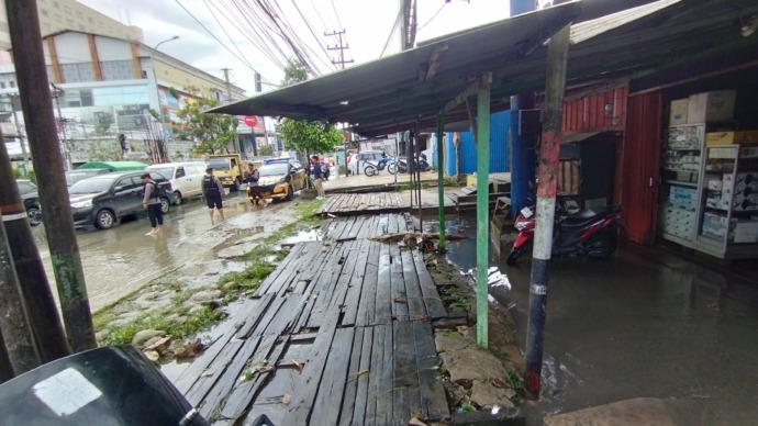 Jembatan penghubung trotoar dengan toko milik warga yang tertutup membuat pemeliharaan drainase sulit dilaksanakan. Seperti di Jalan Slamet Riyadi, Sungai Kunjang, Kamis (16/11).