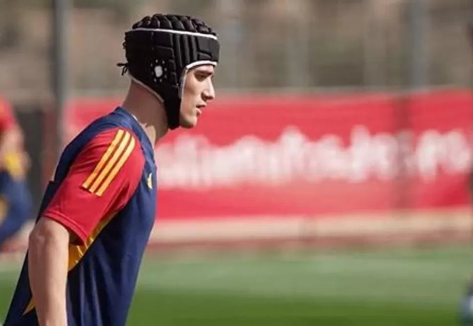 ESPN-KENZO TRIBOUILLARD/AFP  PERTANYAKAN : Gelandang timnas Spanyol Gavi mengenakan helm pelindung karena cedera robek bagian dalam telinga.