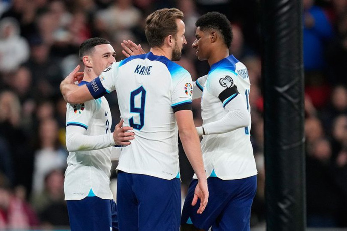 AP Photo/Kirsty Wigglesworth  MANTAPKAN POSISI : Selebrasi skuad Inggris untuk gol ke gawang Malta di laga Kualifikasi Euro 2024.