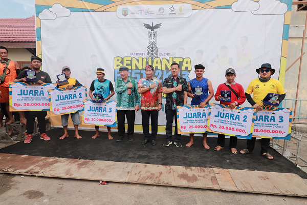 SELAMAT : Gubernur Kaltara, Drs H Zainal A Paliwang SH, M.Hum berfoto bersama pemenang lomba perahu dalam rangkaian Benuanta Fest 2K23.