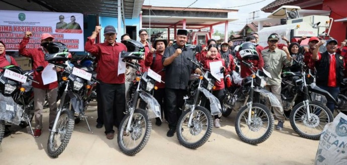 ISTIMIEWA  ANTUSIAS: Sepeda motor trail diharapkan bisa menjangkau areal pertanian yang dibina masing-masing penyuluh.