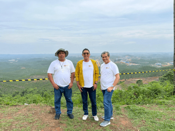 CATUR MAIYULINDA/KP  NUSANTARA: Kepala Eksekutif Pengawas Pasar Modal, Keuangan Derivatif, dan Bursa Karbon OJK Inarno Djajadi (tengah) bersama Kepala OJK Kaltim Made Yoga Sudharma (kiri) dan Direktur Pengawasan Lembaga Jasa Keuangan OJK Kalsel Ahimsa ber