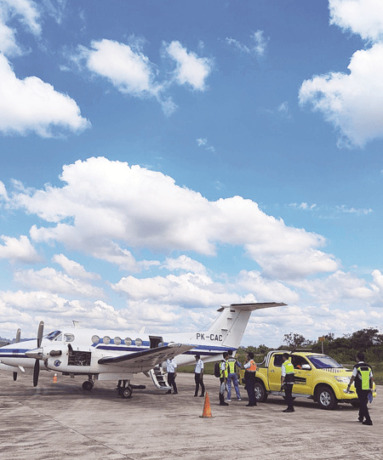 IST SIAP BEROPERASI: Pesawat bersiap uji kalibrasi PAPI Light di runway Bandara APT Pranoto, beberapa waktu lalu.