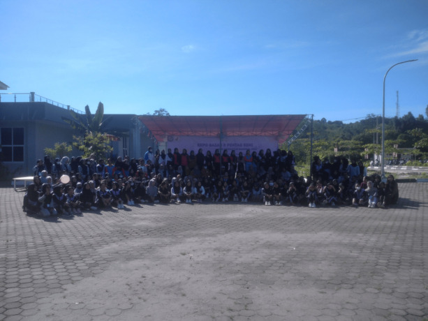 FOTO 2. ABADIKAN MOMEN: Dekan Fikes UBT, Sulidah, S.Kep., Ns., M.Kep dan dosen melakukan foto bersama dengan mahasiswa Fikes UBT.