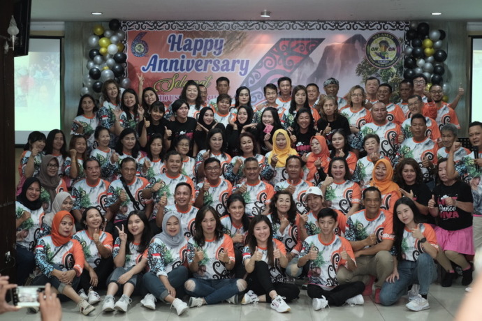 MERIAH: Wali Kota Tarakan dr. H. Khairul, M.Kes, GM Selamat Hash House Harriers, Wiranto Hamdi, Ketua Panitia Hari Ulang Tahun (Hut) Selamat Hash House Harriers ke – 6, Effendy Gunardi, SE melakukan foto bersama.