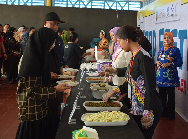 KHAS LOKAL: Kuliner lokal disajikan untuk diperkenalkan kepada masyarakat luas.