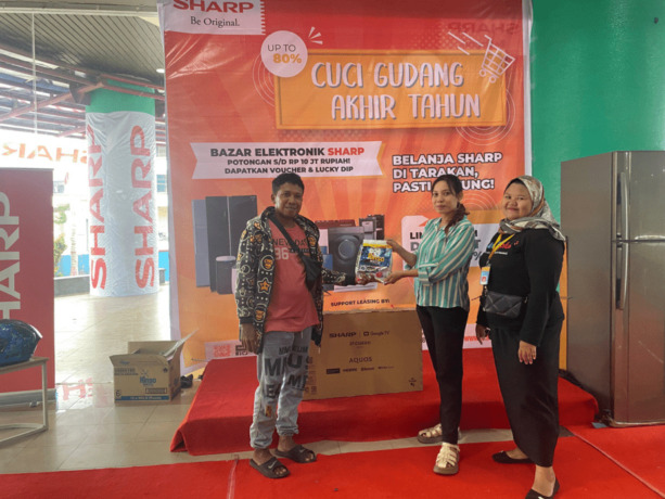 SUKSES: Beberapa konsumen yang membeli elektronik produk Sharp selama bazar di Grand Tarakan Mall.