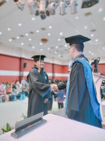 WISUDA: Ketua STMIK PPKIA Tarakanita Rahmawati, Endyk Noviyantono, S.Kom., M.Kom mengucapkan selamat kepada wisudawan.