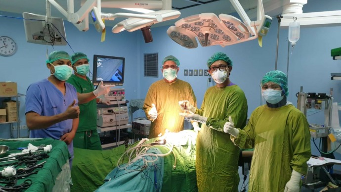 IST  OPERASI: Dokter Spesialis Bedah, dr. Dion Faisal, Sp.B bersama dengan timnya saat melakukan operasi pasien sakit batu empedu.