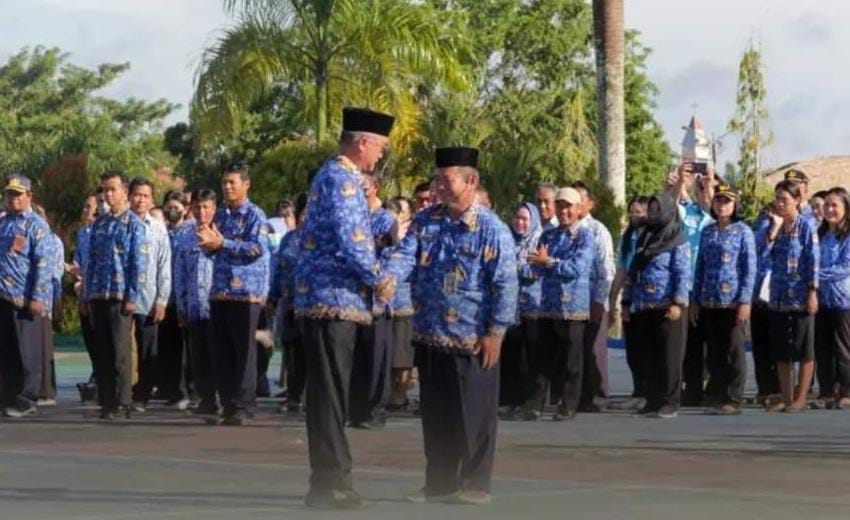 HADI ARIS///RADAR TARAKAN Bupati Malinau, Wempi Wellem Mawa berjabat tangan dengan salah satu peserta apel gabungan Korpri