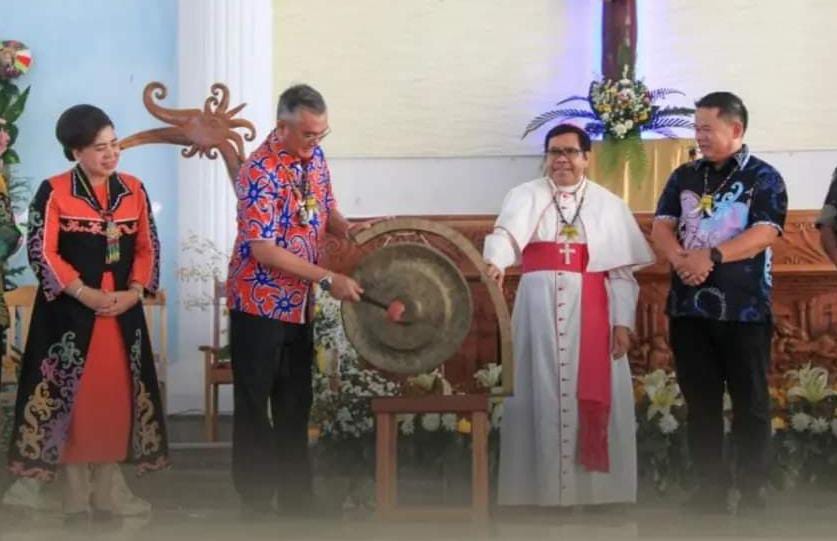 HADI ARIS///RADAR TARAKAN Bupati Malinau, Wempi Wellem Mawa saat membuka secara resmi Pesparani Katolik II Kabupaten Malinau