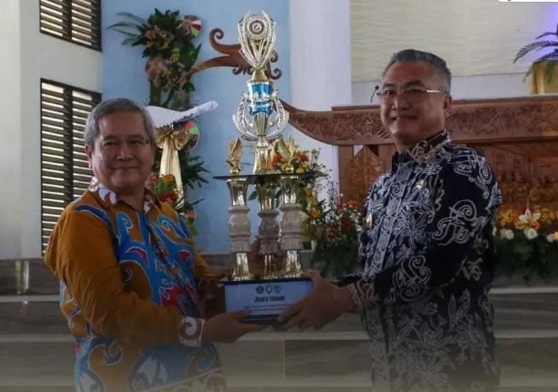 HADI ARIS/RADAR TARAKAN Saat Bupati Malinau, Wempi Wellem Mawa memberikan piala kepada perwakilan St Stefanus Malinau yang memenangkan juara umum.