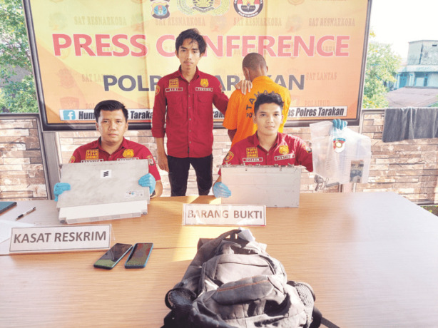 DIBEKUK: Pelaku dan barang bukti berupa base band BTS yang diamankan pihak kepolisian. FOTO: ELIAZAR/RADAR TARAKAN
