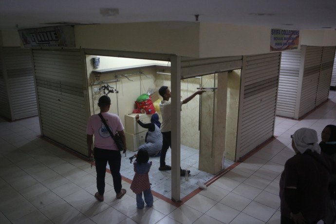 BERTAHAP: Pedagang Pasar Pagi sedang mempersiapan membuka lapak baru di Segiri Grosir Samarinda. Pedagang yang pindah yakni penjual emas, pakaian dan makanan. RAMA SIHOTANG/KALTIM POST