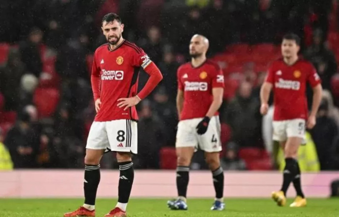 manchestereveningnews.co.uk  GAGAL : Bruno Fernandes tampak kecewa setelah timnya kembali tidak konsisten dengan mengalami kekalahan telak 3-0 melawan Bournemouth.